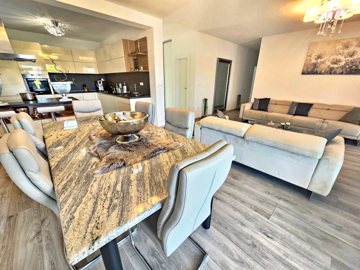 Casa di lusso a Čiovo - Mastrinka con 3 appartamenti e vista aperta sul mare